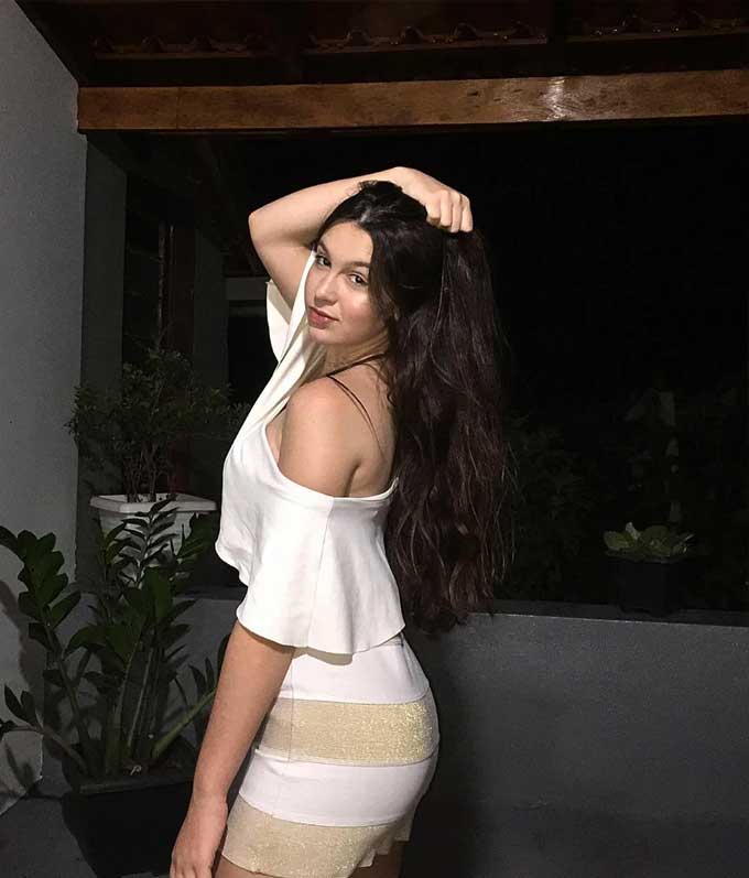 Madhavi Noida Escort