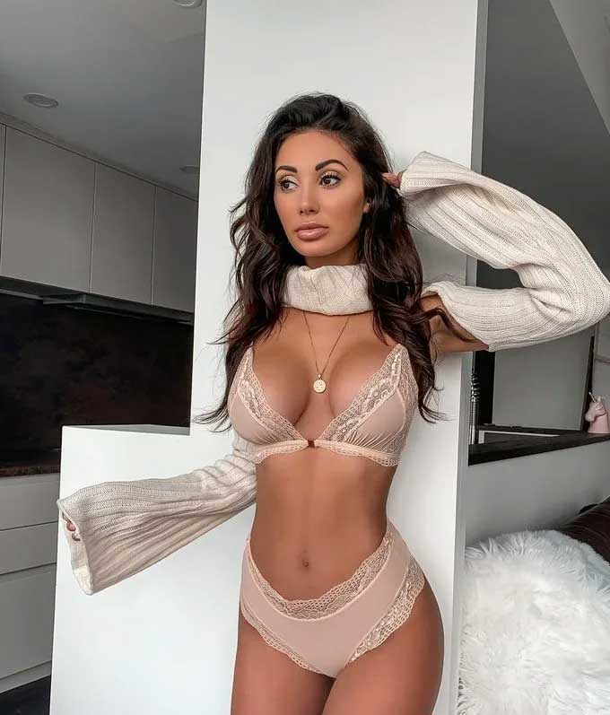 Zoya Noida Escort